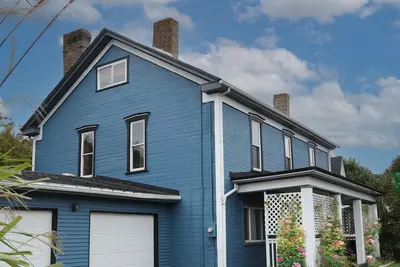 Image de Modern Farmhouse in town.
