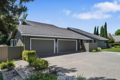 Image de Beautiful Lakefront Property with Stunning views and Large floorplan