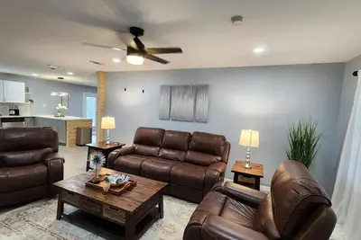 Image de Elegant & Spacious Home with large fence in back yard with garage.