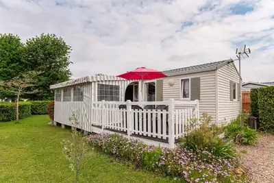 Image de Mobilhome 'Mobilhome 6 Pers - Piscine' avec piscine partagée, terrasse partagée et jardin privé