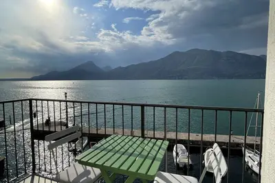 Image de Appartement 'Angolo Sul Porto' avec vue sur le lac, Wi-Fi et climatisation
