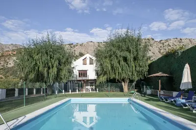 Image de Maison de campagne \"Monte Las Viñas\" avec vue sur les montagnes, piscine privée et Wi-Fi