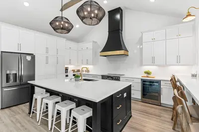 Image de Luxury Custom 8 bedroom, 6 full and 2 half bath home, Private Heated Pool, Easy Beach Access
