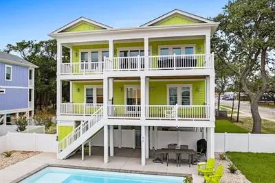 Image de Luxury Awaits 6-Bedroom Retreat with Heated Pool, very easy beach access
