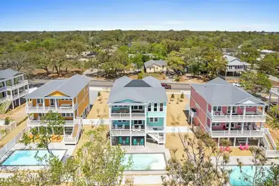 Image de Experience luxury, Custom Home, spacious 6-bedroom, 6. 5-bathroom, heated pool, easy beach access