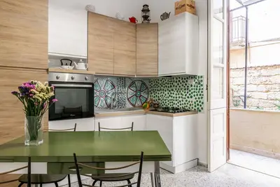 Near Palermo's Historic Heart - Apt with Courtyard