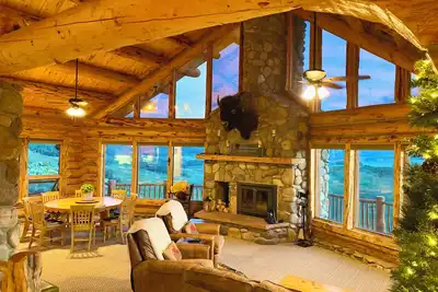 Image de Log home retreat w spectacular mountain views, ideal for relaxation & adventure!