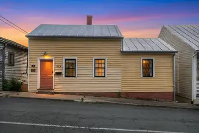 Image de Little Yellow House-Résidence-Salle de bain privée séparée
