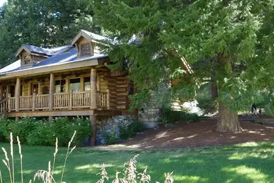 Image de Experience the tranquility and magic of Sun Valley at this Board Ranch log cabin