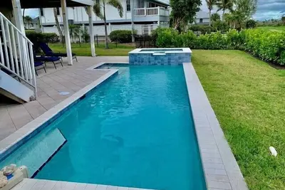 Image de Lovely pool home with golf course views in The Dunes community