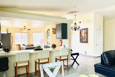 Image de 4 bedrooms house. Sleeps 14, 13 miles to Airport, 7-11 miles to the Strip.