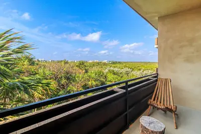 Image de Serene retreat near beaches with an amazing pool, patio, & kitchenette