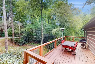 Image de Tree-lined, dog-friendly cabin in ideal location with deck, wood stove & pool