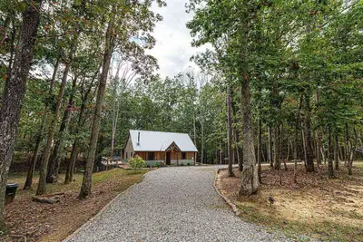 New cabin on 1 acre - large deck & firepit area - 2 bikes provided - hiking - screened in porch