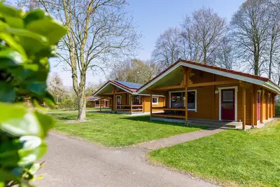 Image de Chalet dans le parc avec piscine