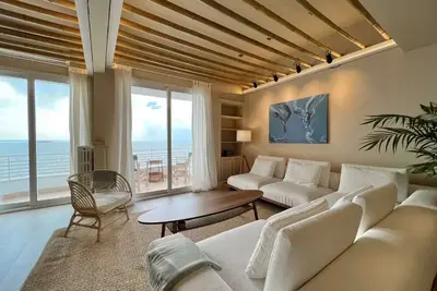 Image de Infinity: Serene seafront apartment
