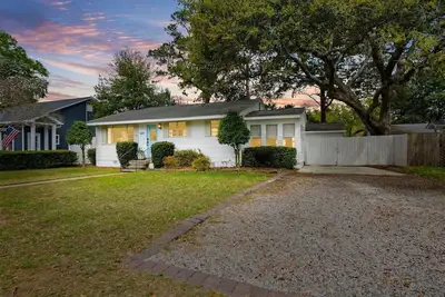 Image de Charming Old Village Home + Back House - True Gem!