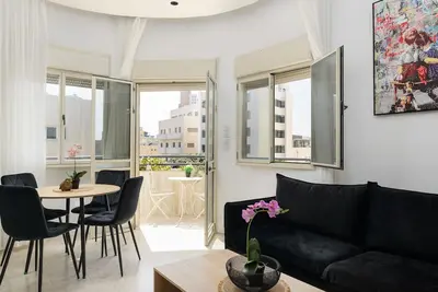 Image de Bauhaus 2br with Sea View & Balcony by FeelHome