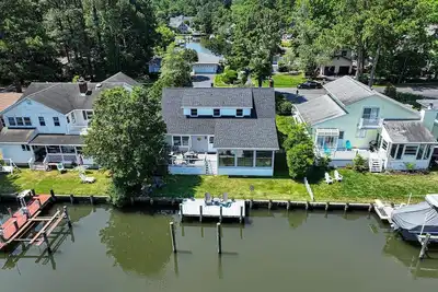 Image de O'Connell Home-Non Group Rental, 4 Bedrooms, 3 Bathrooms, Canal Front, Sleeps 8