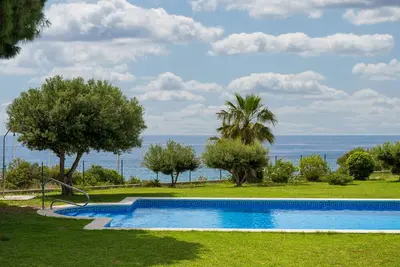 Image de At084 Roquer: Casa adosada de 4 dormitorios con vistas al mar, en la zona de las rocas del barrio de els Munts, con A/A, barbacoa, wifi y piscina