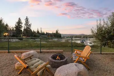 Image de 5-Star Lakefront cabin! Dock! Game Room! 2600 sq ft w/fire pit. Slopes/Lake!
