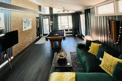 Image de Spacious Mid-Century 2br 1ba Guest Suite w/pool table - Your Home Away from Home