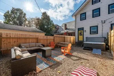 Image de Inviting 7 Bed Home with Hot Tub and Fire Pit