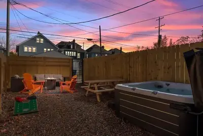 Image de Spacious 5-Bedroom Home with Hot Tub