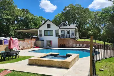 Image de Expansive 10-Bedroom Southern Estate – 18 Beds, 6 Baths, Pool & More