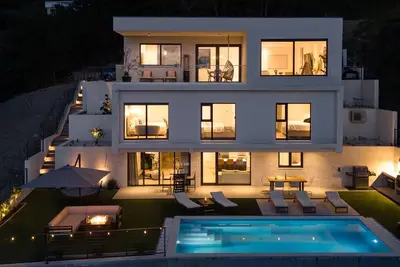 Image de Luxury 4 bedroom villa, private pool, Gym, Finnish sauna, two kitchens, stylish living area