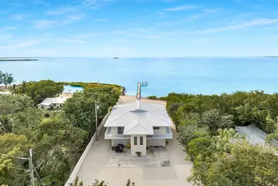 Image de Oceanfront Oasis: Dockside Bliss