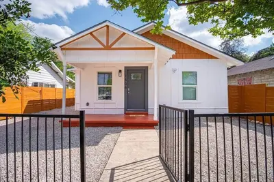 Image de Charming Fenced 3br/1ba Close to Vibrant Downtown
