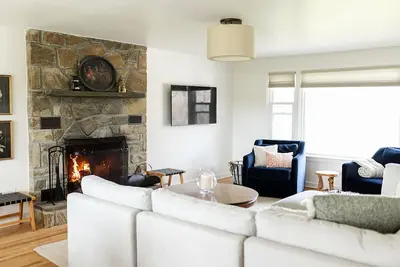 Image de Waterfront with Wood Fireplace + Outdoor Firepit + Paddleboat +1 mile to outlets
