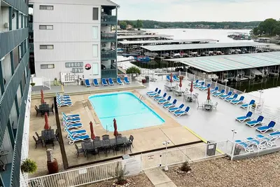 Image de Walk out from patio to pool! Waterfront Condo with no stairs option.