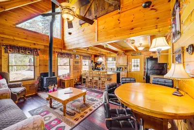 Image de Cozy Family Cabin w/ Hot Tub - 10 Mi to App State!