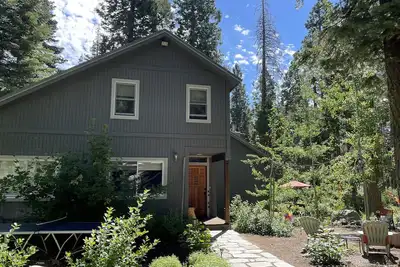 Image de Sunny West Shore 4 Bdrm Cottage; Summer Dates still open; Hot Tub; Walk to Lake