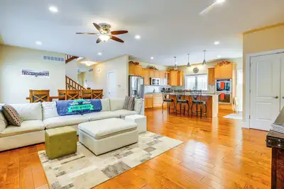 Image de Spacious South Bend Home - Walk to Notre Dame!