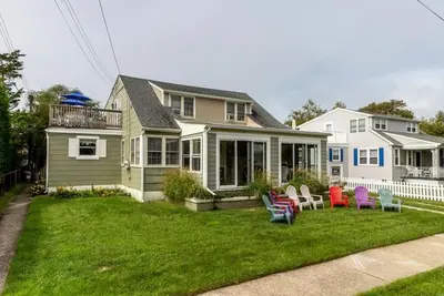 Image de Beach Retreat, Walk one Block to Beach! Relax and Renew here