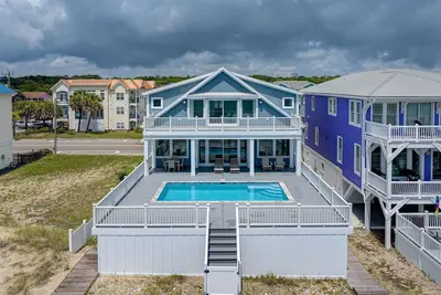 Image de New! Ocean Front luxurious 6 bedroom home Pool, Elevator, and on the Beach!