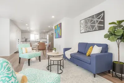 Image de Newly Remodeled Walkout Basement w/ Private Entry, full kitchen, private W/D