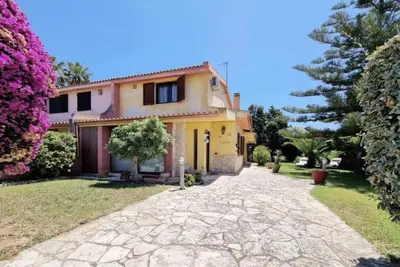 Image de Seaside villa with garden Bbq