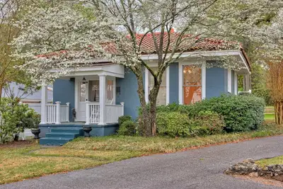 Beautiful 2bedroom cottage with full kitchen, dining area, laundry, 3 TVs, a\/c