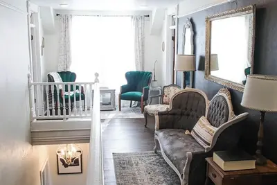 Image de 1895 Luxury Farmhouse - Blodgett Canyon View -Sleeps 13