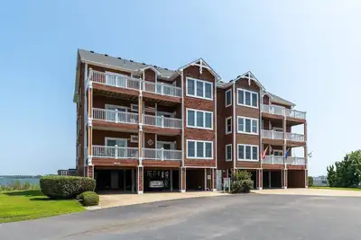 Image de Persuasion, 604 N Bay Club