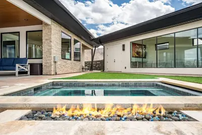 Image de The Kingpin ~ High-End Golf Oasis ~ Bowling ~ Pool