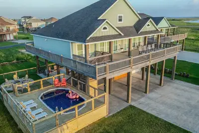 Image de Poolside Family Fun w/ Slide & Sun—4 Min to Beach!