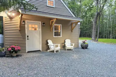 Image de New! ! Charming Studio with Ac, WiFi & Fire Pit less than 3 Minutes to Acadia.