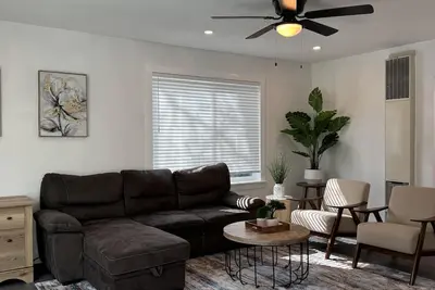 Image de Newly renovated home walkable to Downtown/Restaurants/Park