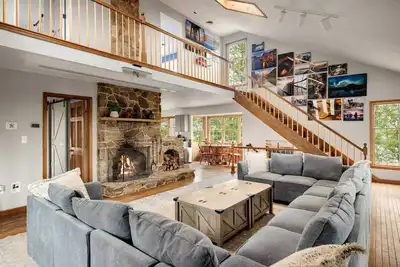 Image de Hot Tub, Screened Porch, Grill, WiFi - Huge Cabin!