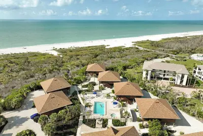 Image de Oceanfront Sanibel Island retreat with private beach - Signal Inn 05